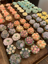 Load image into Gallery viewer, Piped Flower Cupcakes