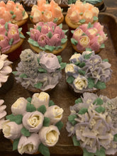 Load image into Gallery viewer, Piped Flower Cupcakes