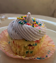 Load image into Gallery viewer, Funfetti Cupcakes
